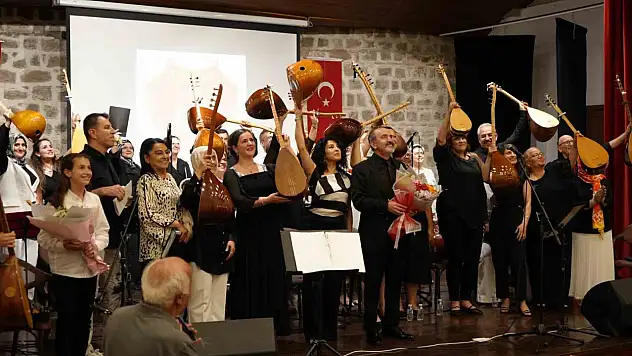 Emekli astsubaylardan Babalar Günü'ne özel türkü şöleni