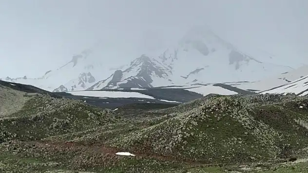 Erciyes Dağı'na haziran ayında kar yağdı