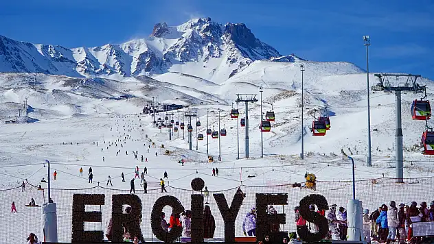 Erciyes'e nisan ayında düşen kar sezonu uzattı