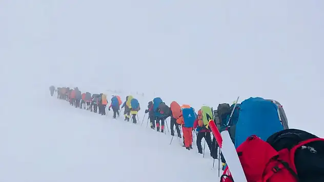 Erciyes'te zorlu tırmanış: 120 dağcı 3 bin 600 metrede geri döndü