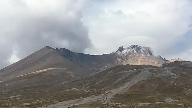 Erciyes'e mevsimin ilk karı yağdı