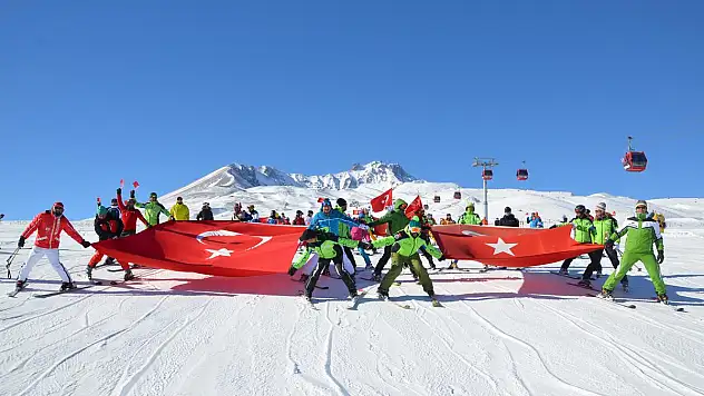 Erciyes'te dev Türk bayrağı