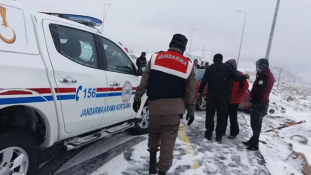 Erciyes'te tipide araçlar yolda kaldı