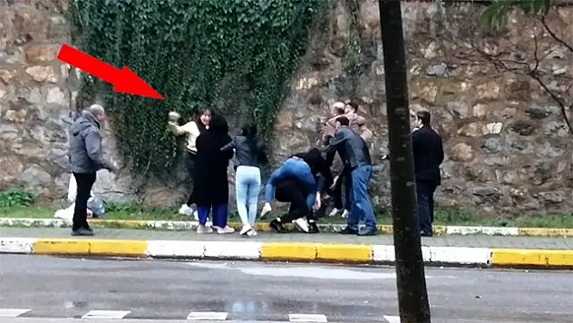 ERKEK ARKADAŞIYLA KAVGA EDEN ŞAHSA TEKME ATIP TAŞLA SALDIRDI