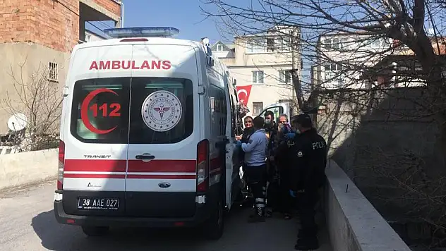 ERKEN UYANARAK AİLESİNİ ÖLÜMDEN KURTARDI