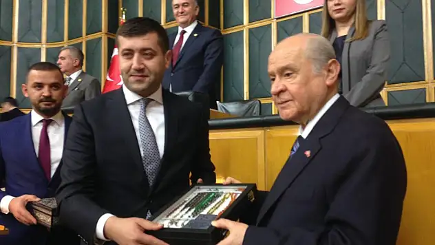ERSOY'DAN BAHÇELİ'YE ANLAMLI HEDİYE