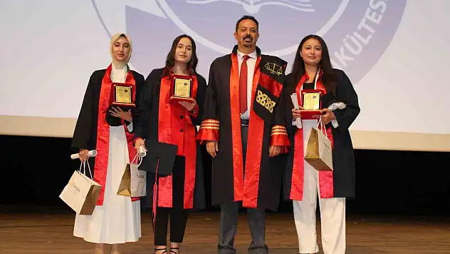 ERÜ'de 208 genç avukat mezun oldu