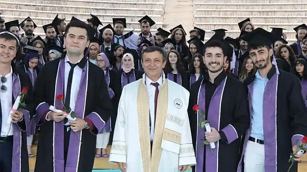 ERÜ DİŞ HEKİMLİĞİ FAKÜLTESİ 12. DÖNEM MEZUNLARINI VERDİ