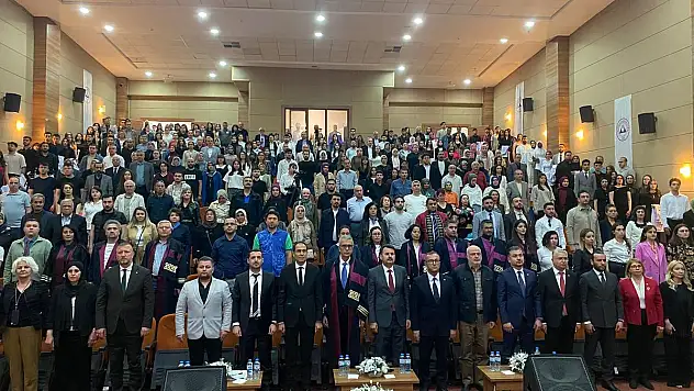 ERÜ ECZACILIK FAKÜLTESİNDE 83 ÖĞRENCİ BEYAZ ÖNLÜK GİYDİ