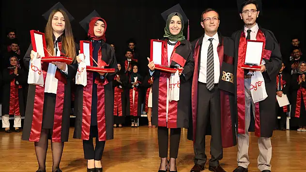 ERÜ Eczacılık Fakültesi'nde Mezuniyet Coşkusu