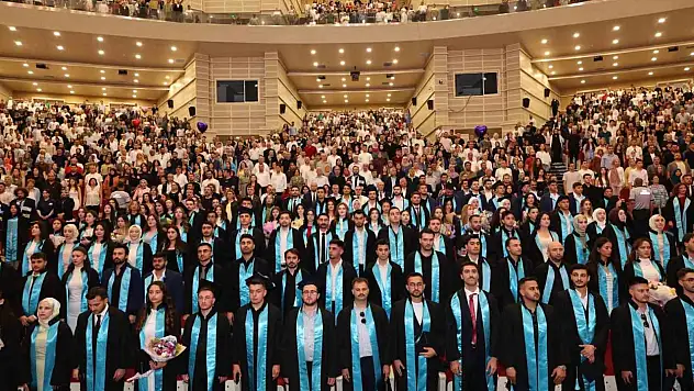 ERÜ Havacılık ve Uzay Bilimleri Fakültesi'nde mezuniyet sevinci