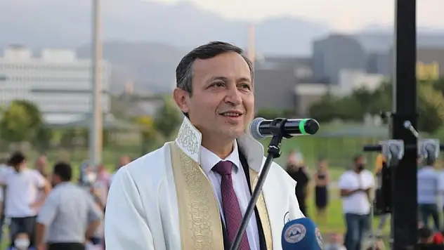 ERÜ İKTİSADİ VE İDARİ BİLİMLER FAKÜLTESİ'NDE MEZUNİYET SEVİNCİ