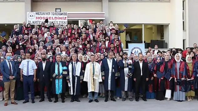 ERÜ İLAHİYAT FAKÜLTESİ 53. DÖNEM MEZUNLARINI VERDİ