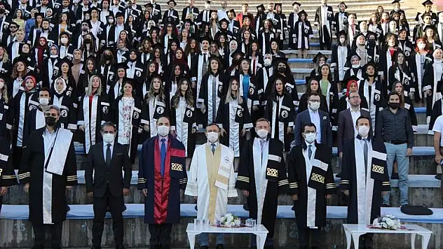 ERÜ İLETİŞİM FAKÜLTESİ 14. DÖNEM MEZUNLARINI VERDİ