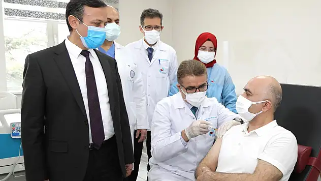 ERÜ'DE COVİD-19'A KARŞI GELİŞTİRİLEN AŞI ADAYININ FAZ-2 KAPSAMINDA 2. DOZU YAPILDI