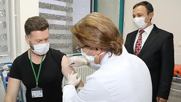 ERÜ'DE COVİD-19'A KARŞI GELİŞTİRİLEN ERUCOV-VAC AŞININ İLK DOZU GÖNÜLLÜLERE YAPILDI