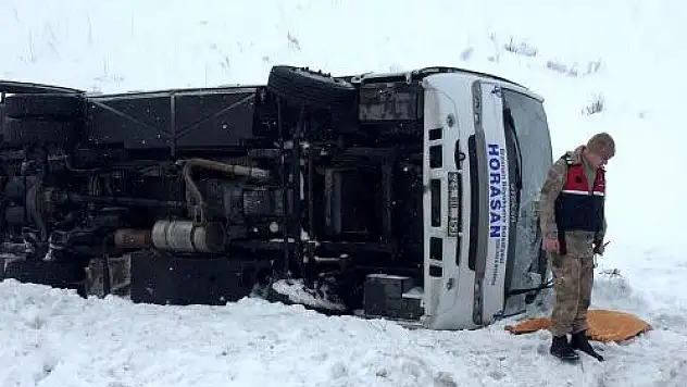 ERZURUM'DA ÖZEL HALK OTOBÜSÜ DEVRİLDİ: 1 ÖLÜ, 21 YARALI