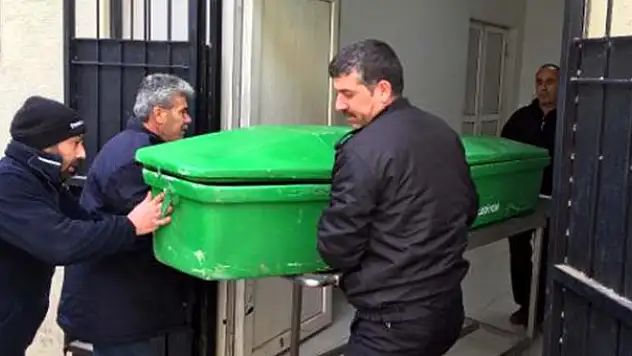EŞİNİ ELİNDEN BIÇAKLADI, TEMİZLİK MADDESİ İÇEREK HAYATINA SONA VERDİ
