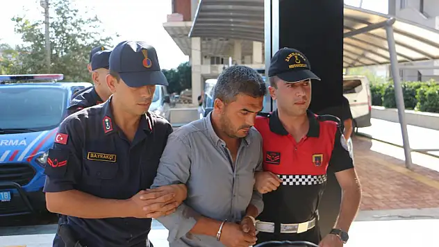 EŞİNİ ÖLDÜREN ŞAHIS, KANLI GÖMLEĞİYLE ADLİYEYE SEVK EDİLDİ