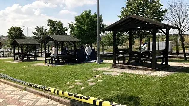 EŞİYLE AŞK YAŞAYAN ÇOCUKLUK ARKADAŞINI VURDU