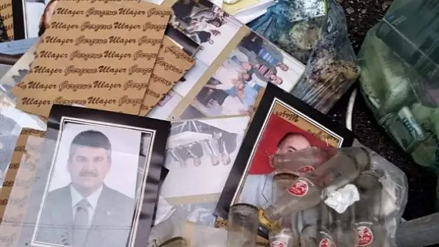 Eski Belediye Başkanlarının Fotoğraflarını Çöpe Attılar