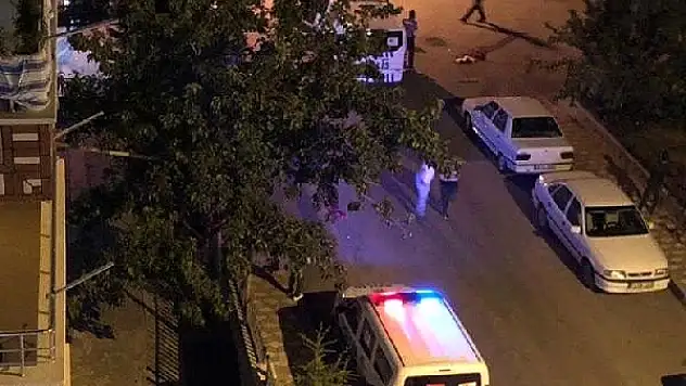 ESKİ KARISINI SOKAK ORTASINDA BOĞAZINDAN BIÇAKLADI
