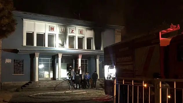 ESKİ MÜZE BİNASINDA ÇIKAN YANGIN, HASARA NEDEN OLDU