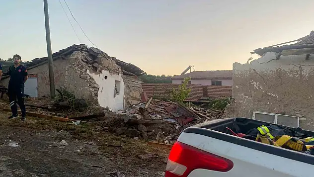 Eskişehir'de yangından dönen itfaiye aracı eve çarptı: 3 itfaiye eri yaralı