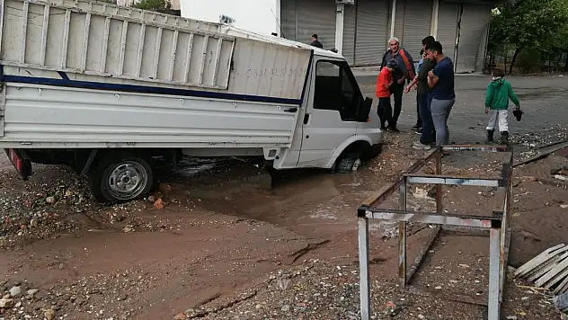 EV VE İŞ YERLERİNE SU BASTI!