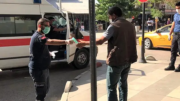 EVDE OLMASI GEREKEN KORONA HASTASI, KENT MEYDANINDA GEZERKEN YAKALANDI