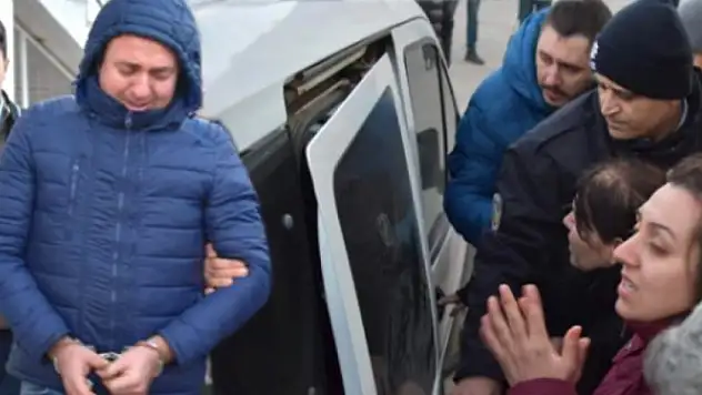 Evde Yakaladığı Eşinin Sevgilisini Bıçaklayarak Öldüren Koca, Alkışlarla Karşılandı