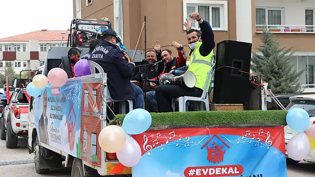 EVDEN ÇIKAMAYANLAR İÇİN KONSER VERDİLER