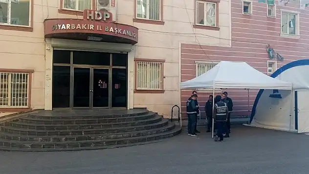 EVLAT NÖBETİNDEKİ AİLELERE DAYANAMAYAN HDP'LİLER, BİR SÜRE PARTİ BİNASINI KULLANAMAYACAK!