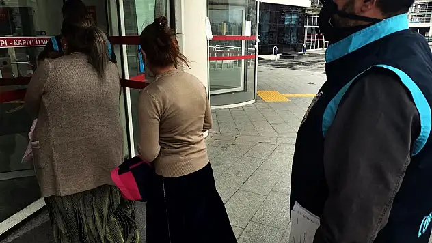 EVLERDEN 230 BİN TL'LİK ALTIN ÇALAN KADINLAR YAKALANDI