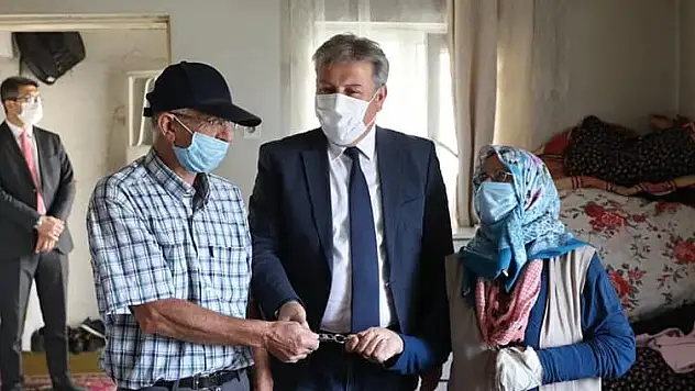 EVLERİNİN ANAHTARINI BAŞKAN PALANCIOĞLU VERDİ