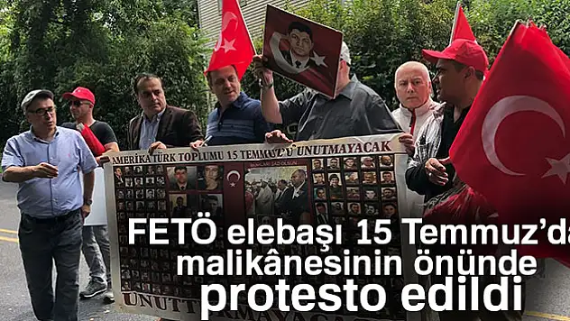 FETÖ elebaşı 15 Temmuz'da malikânesinin önünde protesto edildi