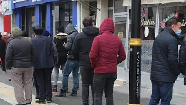 FİYATI 37 LİRAYA DÜŞTÜ, SALGIN KURALLARINI UNUTTURDU