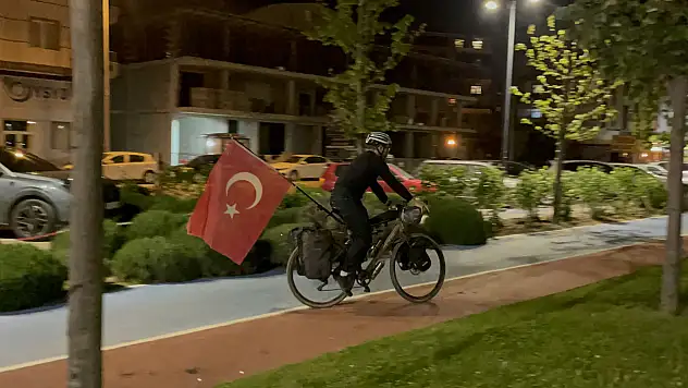 Fransız turist, Türk bayrağı takılı bisikletiyle Türkiye'yi geziyor