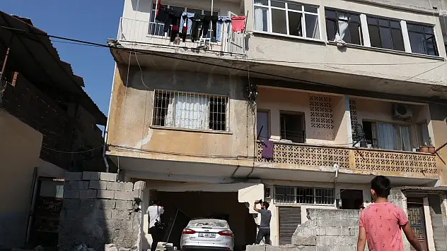 Fren yerine gaza bastı, eve girdi