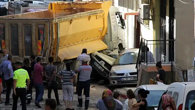 FRENİ BOŞALAN KAMYON, 9 OTOMOBİLİ EZDİ