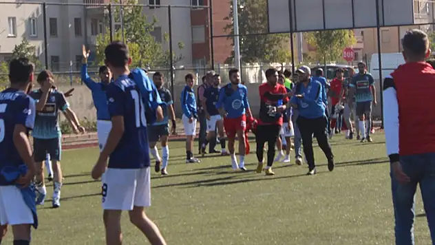 FUTBOLCULAR SAHAYI SAVAŞ ALANINA ÇEVİRDİ
