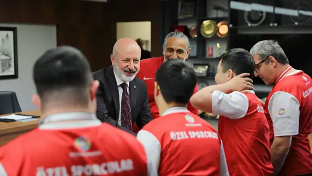 Futsal şampiyonları başkanlıkta ağırlandı