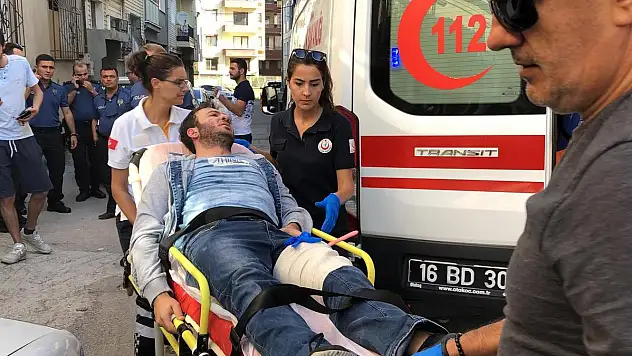 GASP ETTİLER, DİZİNE BIÇAK SAPLADILAR