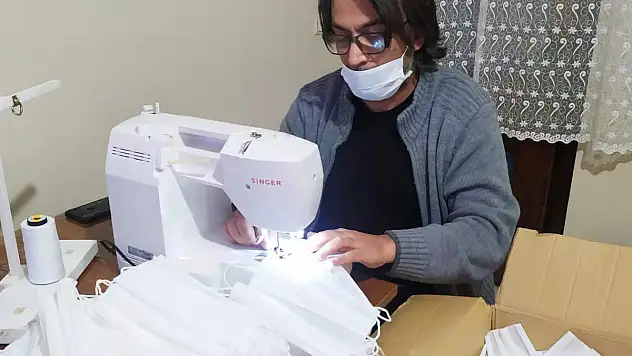 GAZİ BOMBA İMHA UZMANI BOZDAĞ, VİRÜSLE MÜCADELE İÇİN MASKE DİKİYOR
