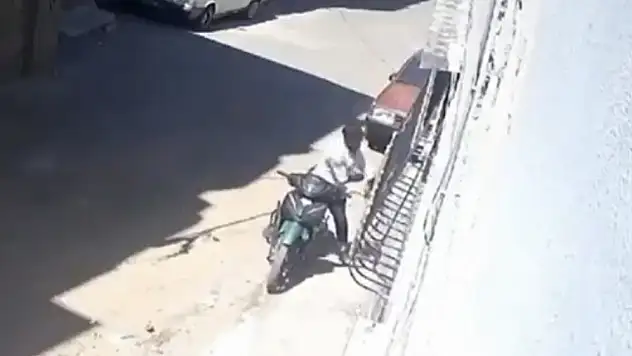 Gaziantep'te tepki çeken görüntü: Küçük kızını darbedip motosikletle sürükleyen baba gözaltına alındı