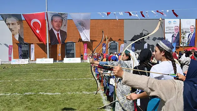 GELENEKSEL SPORLAR, BİNİCİLİK VE OKÇULUK TESİSİ'NE MUHTEŞEM AÇILIŞ