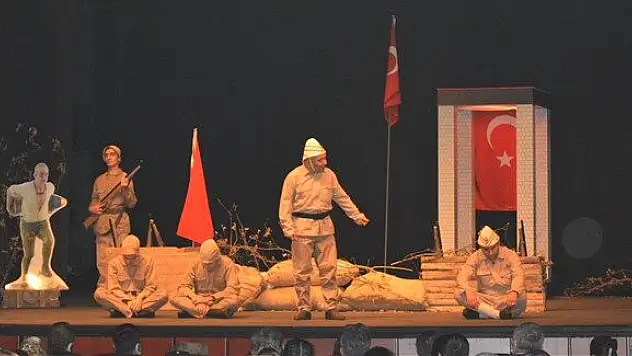 'GELİBOLU BİR ÖLÜR BİN DİRİLİRİZ' TİYATRO OYUNUNA BÜYÜK İLGİ