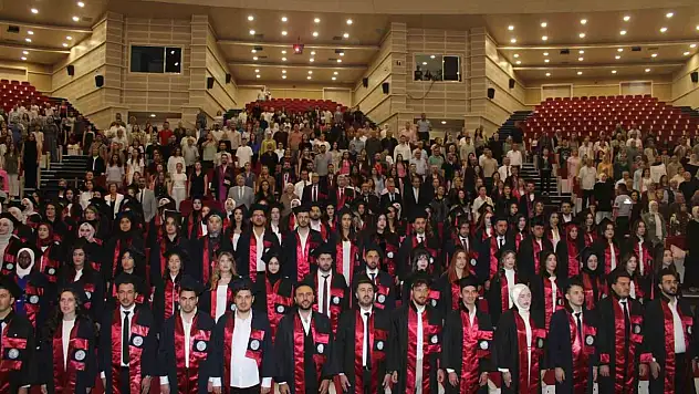 ERÜ'de genç eczacıların mezuniyet sevinci