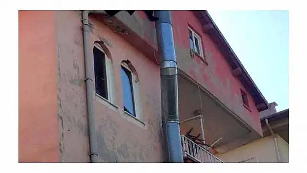 GENÇ KIZ, SEVGİLİSİ VE 3 ERKEĞİN OLDUĞU EVDE ÖLÜ BULUNDU