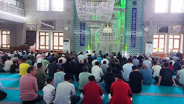 'Gençler camiden koptu' deniyordu… Kayseri'de tablo dikkat çekti